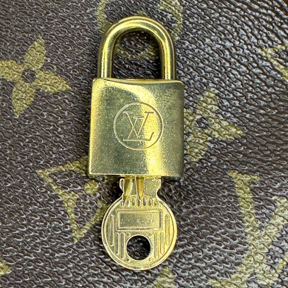 LOUIS VUITTON #226 LOCK & KEY 🔐 - Picture 1 of 5